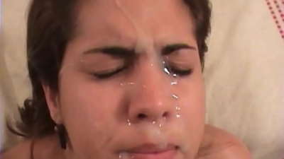 Kyawawan brunette na Latin yana da mummunan jima'i