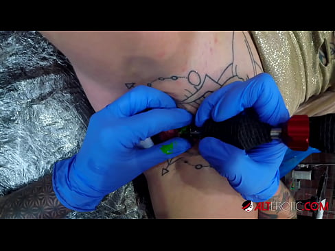 ❤️ Sully Savage mai tsananin jarfa ta yi tattoo a kan kwarin ta ❌ a mu